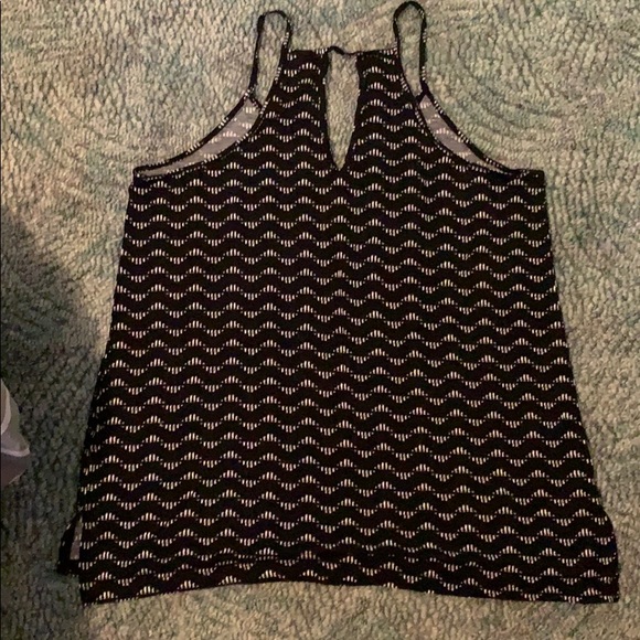 Old Navy Lot of 4 Key Hole Back tank tops - Picture 6 of 6